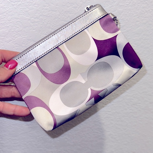 DIVORCE CLEARANCE-TAKING OFFERS Beautiful Coach Wristlet - Picture 3 of 8